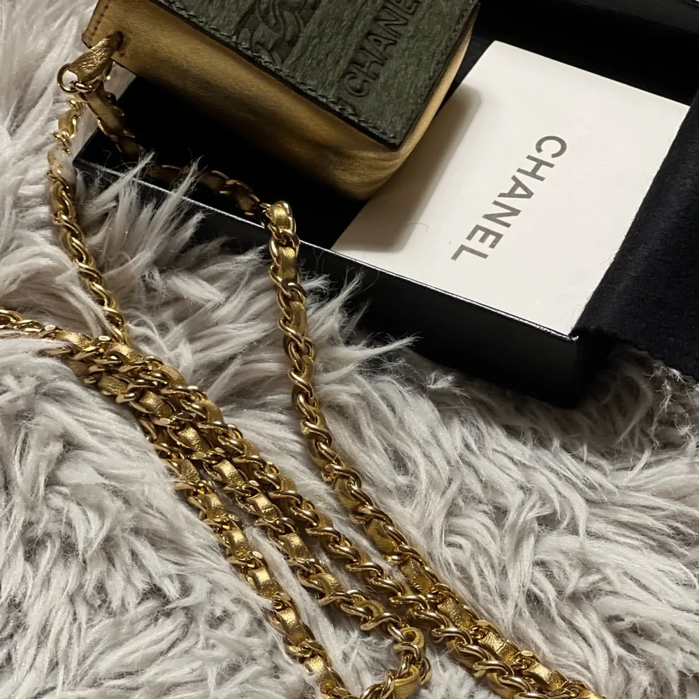 Chanel mini sling/body accessories - Picture 2 of 13